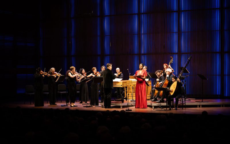 Nardus Williams zingt met het orkest onder leiding van dirigent David Bates